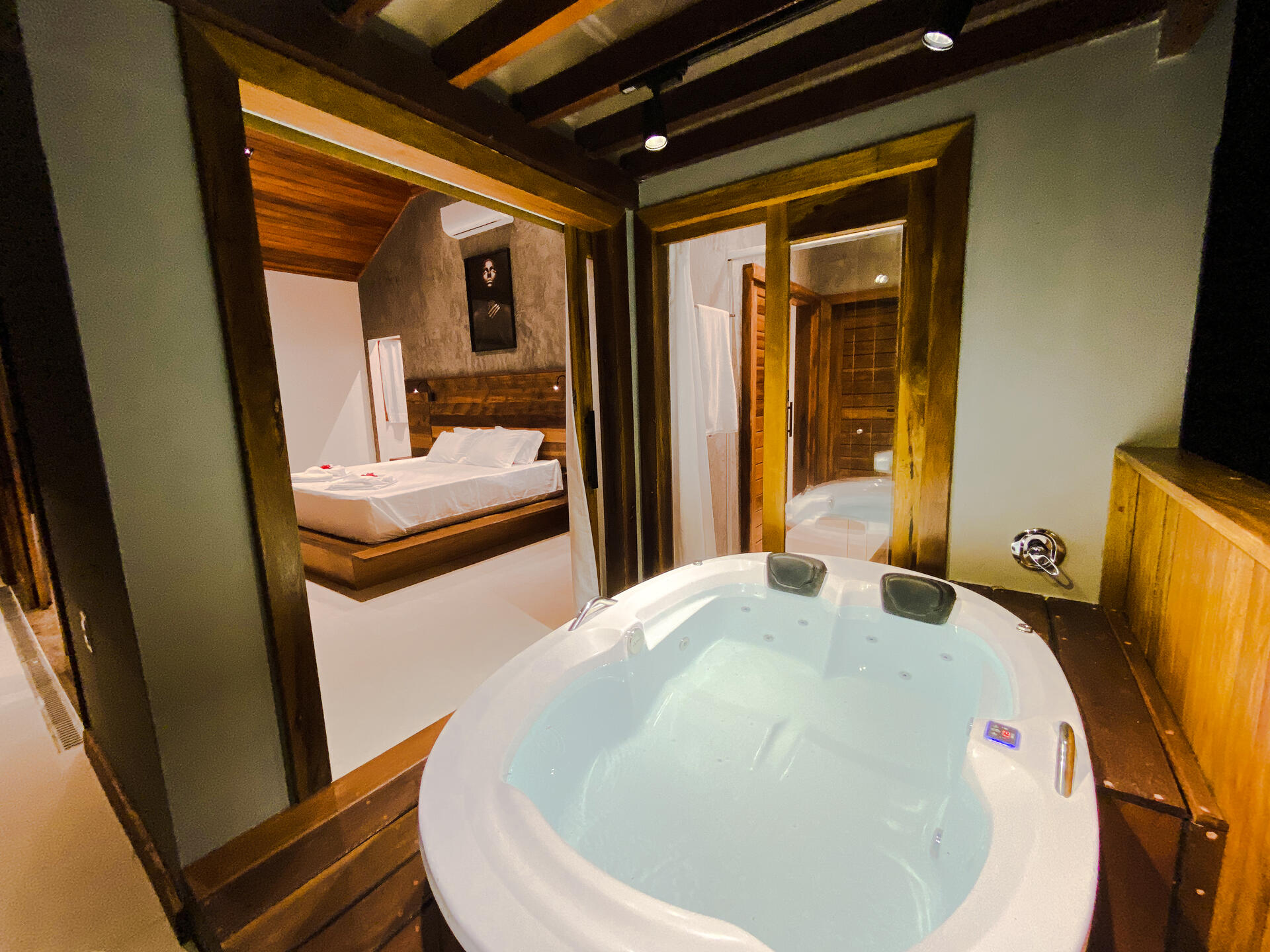 Master Suite com cama king e jacuzzi